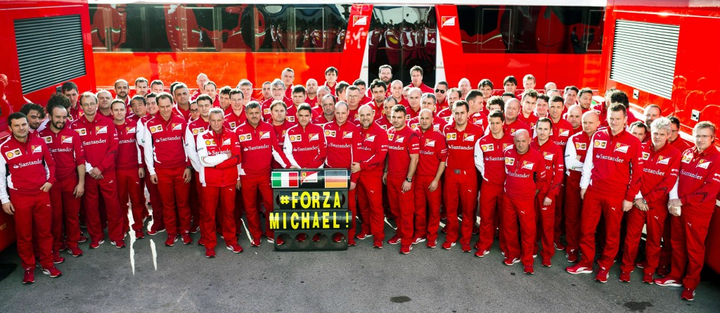 Funcionários da Ferrari fazem homenagem a Schumacher em Jerez (AFP)