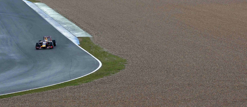 Vettel em uma das poucas voltas que completou em Jerez (Marcelo del Pozo/Reuters) 