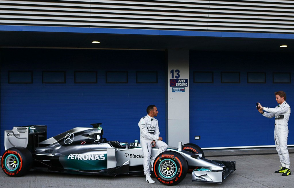 Antes de ir à pista, Hamilton posa para foto de Rosberg com o W05 (Marcelo del Pozo/Reuters)