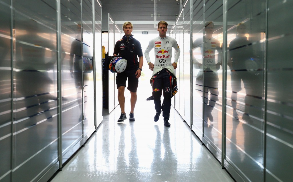 Heikki e Vettel na garagem da Red Bull (Divulgação)