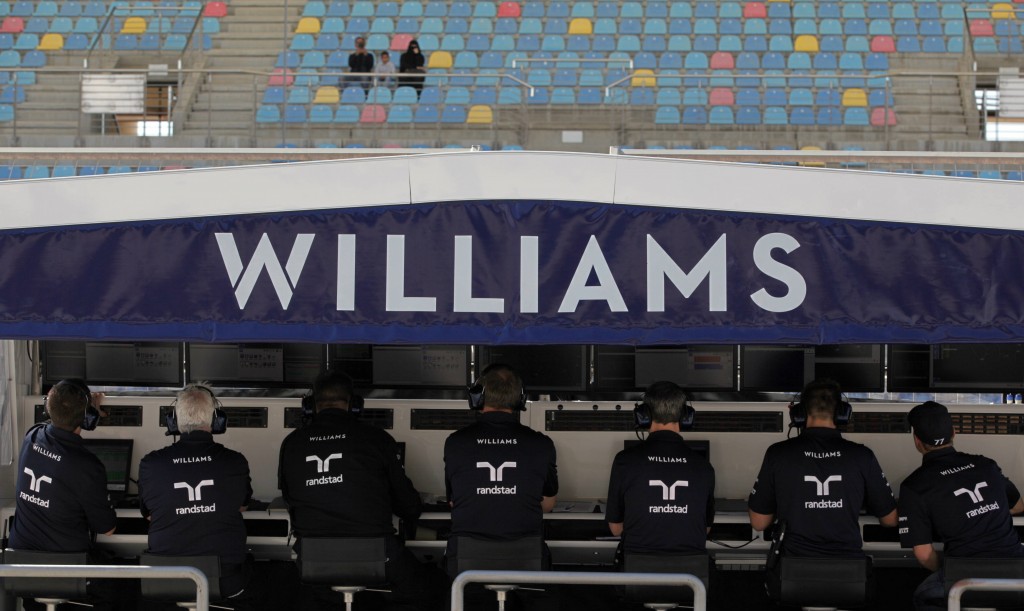 Membros da Williams trabalham no pit wall no Bahrein (Hasan Jamali/Associated Press)