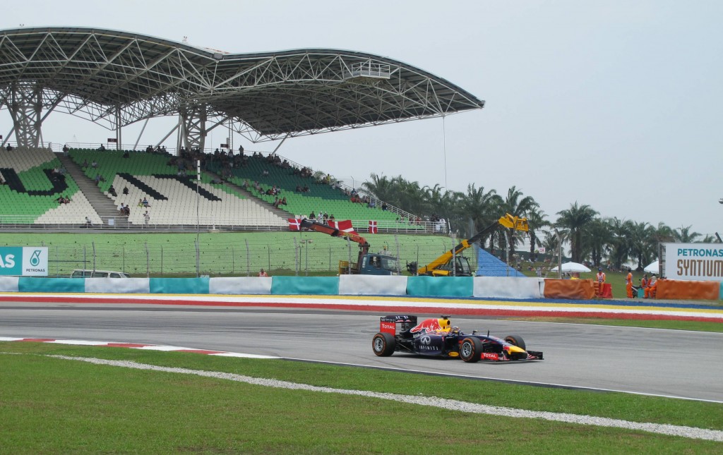 Vettel conduz seu RB10 durante o último treino livre em Sepang