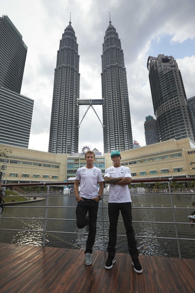 Rosberg e Hamilton posam em frente à Torre Petronas (Divulgação)