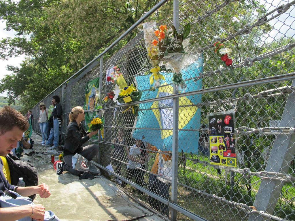 Fãs prestam homenagem no muro da Tamburello 