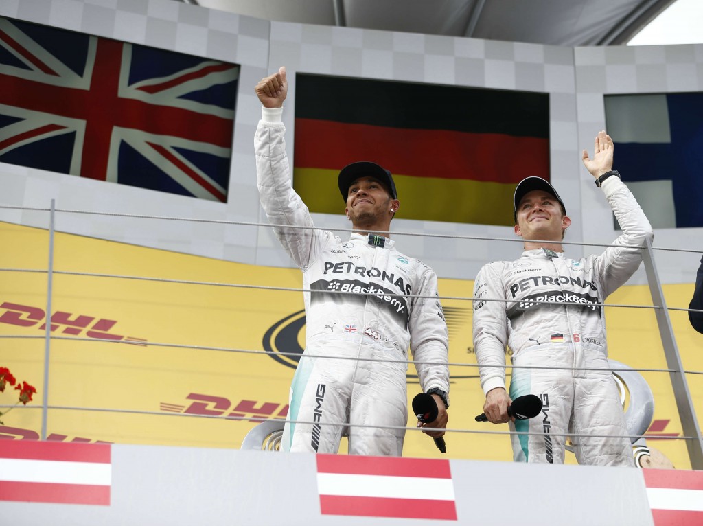 Hamilton e Rosberg comemoram a sexta dobradinha do ano (Divulgação)