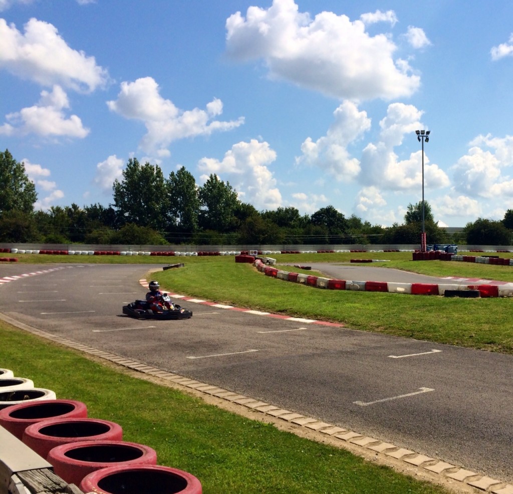 Eu, dando uma de Ricciardo em Milton Keynes