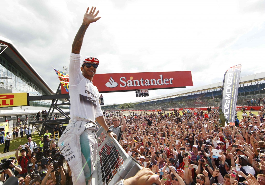 Hamilton festeja a vitória em casa (Divulgação)