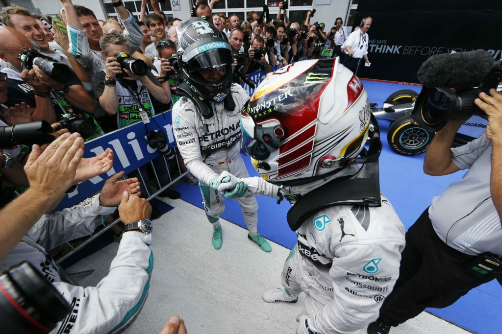 Hamilton e Rosberg, que  poderão correr sem ordens da Mercedes (Divulgação)