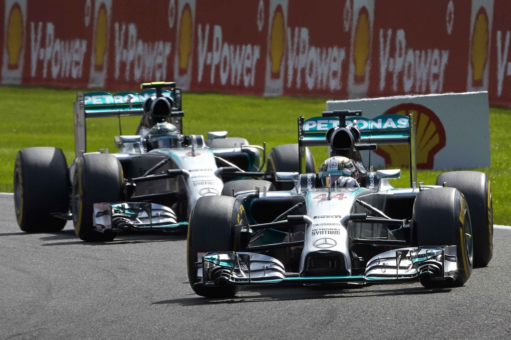 Hamilton e Rosberg, pouco antes da batida em Spa (Divulgação)