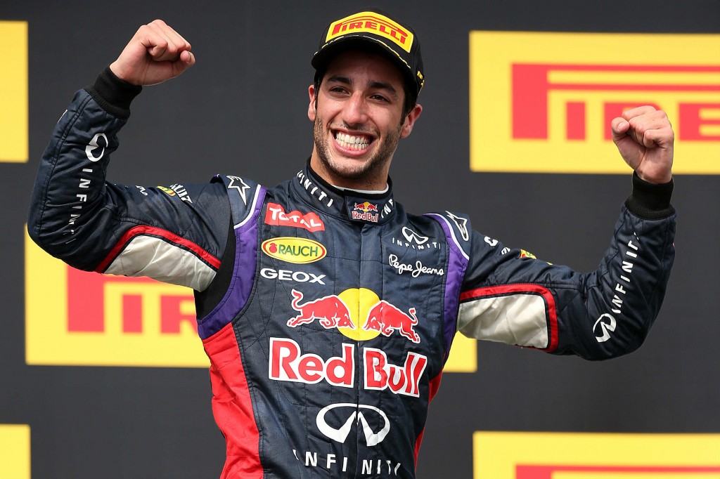 Ricciardo festeja a vitória em Budapeste (Divulgação)