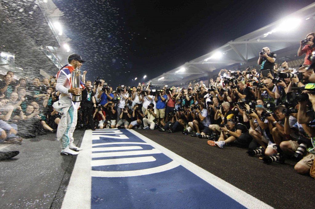 Hamilton festeja o título após vencer em Abu Dhabi (Divulgação)