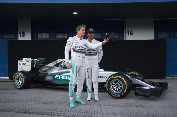 Rosberg e Hamilton fazem selfie diante do W06, apresentado hoje de manhã em Jerez (Divulgação)