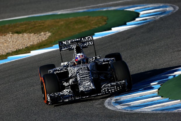 Ricciardo e seu Red Bull camuflado na pista de Jerez (Divulgação)