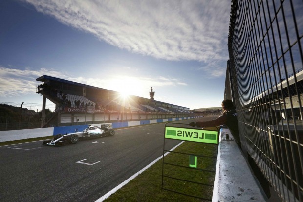 Hamilton durante treino em Jerez, na semana passada (Divulgação)